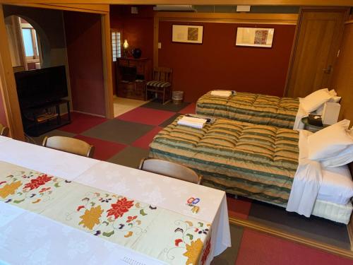 Kasaokaオーベルジュ美の浜 流石的酒店客房,配有床和电视