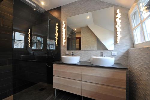 科尔马Appartement Grenier à sel Gentleman的浴室设有2个水槽和镜子