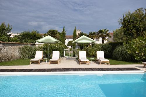 Villa Clarisse & Spa by Olivier Claire内部或周边的泳池