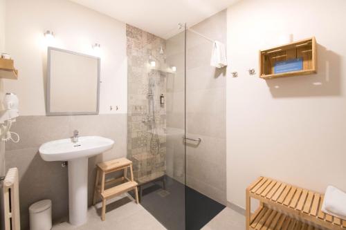 阿尔巴拉辛Hotel Casa Cauma的一间带水槽和淋浴的浴室