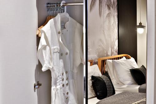 卡斯Luff Suites的挂在门上的带白色连衣裙的衣柜
