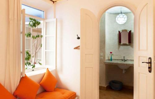 索维拉拉卡萨德尔马旅馆的浴室设有位于水槽旁的橙色沙发