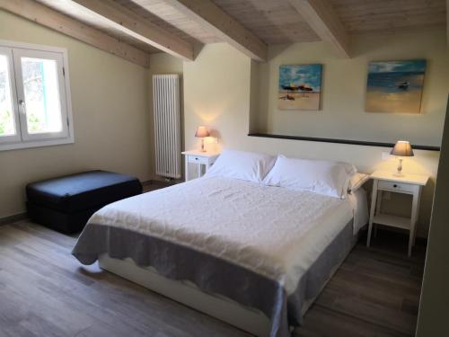 韦尔纳扎Camere Toni的一间卧室设有床、两张桌子和一扇窗户