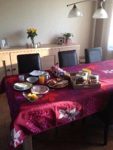 库万Chez nous.的一张桌子,上面有紫色的桌布,上面有食物