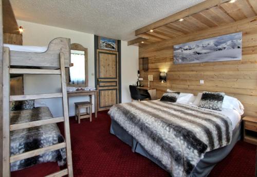 里蒙纽耶佩尔武酒店的一间卧室配有一张双层床和梯子