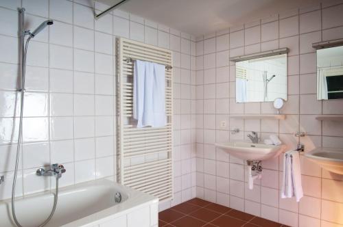 Sax诗洛思莉萨克斯餐厅酒店的带浴缸和盥洗盆的浴室