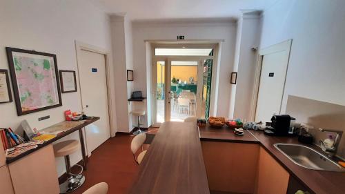 罗马第五住宿加早餐酒店的厨房配有木桌和水槽。
