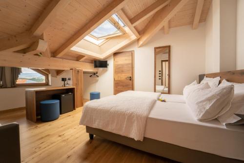 弗拉翁Agritur La Crucola的一间卧室设有一张大床和天窗