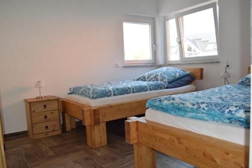 GöbenhausenFerienhaus 1的一间卧室设有两张单人床和一个窗户。