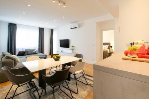 斯普利特Luxury apartment Mirage Split的厨房以及带桌椅的起居室。