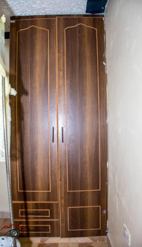 内罗毕One Bedroom Furnished in Kasarani的木柜,位于房间角落
