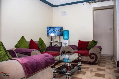 内罗毕One Bedroom Furnished in Kasarani-Nairobi的带沙发和桌子的客厅