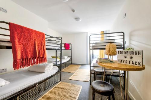 爱丁堡哈吉斯酒店的宿舍间设有双层床和桌子。