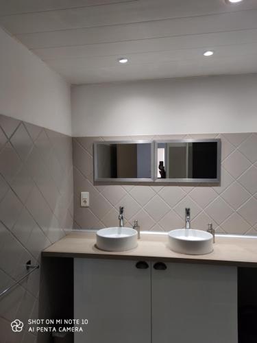 Rignacles gites de la bouldoire Renaissance的浴室设有2个水槽和镜子