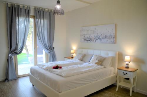 马尔切西内"Villa Giulia Nicole" Apartaments- Country House的卧室设有白色的床和大窗户