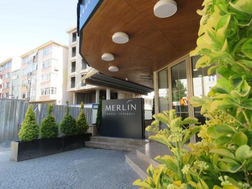 伊斯坦布尔Merlin Hotel İstanbul的前面有标志的建筑