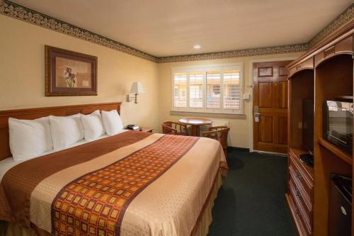 旧金山基尔大路汽车旅馆的酒店客房设有一张大床和一台电视。