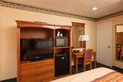 旧金山基尔大路汽车旅馆的酒店客房配有一张床、一台电视和一张书桌。