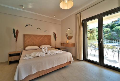 帕尔加MERAVIGLIA的一间卧室设有一张床和一个滑动玻璃门