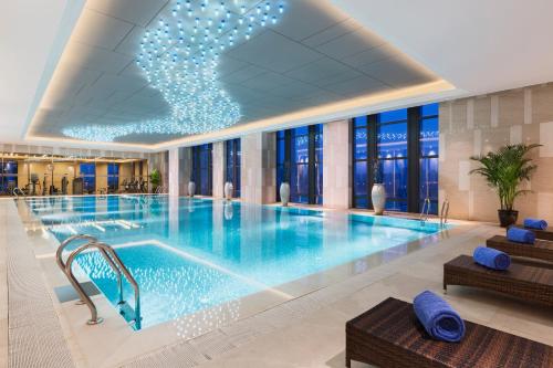 银川银川富力万达嘉华酒店 的酒店大堂的大型游泳池
