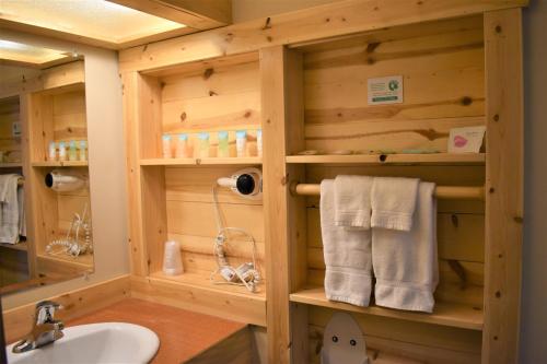 温索普Methow River Lodge的木制浴室设有水槽和毛巾