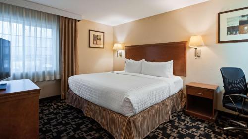 Best Western Plus Wausau-Rothschild Hotel客房内的一张或多张床位