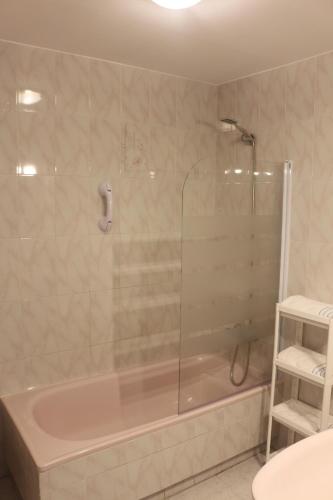 多列毛利诺斯Los Colimbos的带浴缸和玻璃淋浴间的浴室。