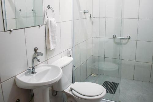 伊塔蒂亚亚Pousada Campo Alegre的浴室配有卫生间、盥洗盆和淋浴。