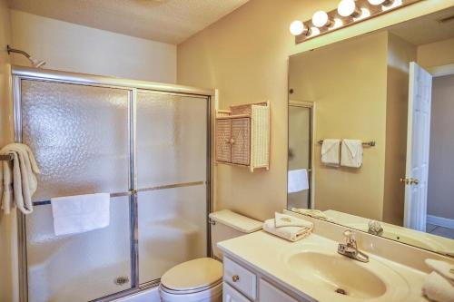 卡拉巴什Brunswick Plantation Golf Resort 1509M的带淋浴和盥洗盆的浴室