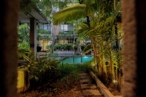 金边Larimar Hotel & Resort的花园内的游泳池
