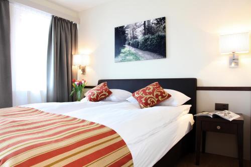 苏黎世CITY STAY - Kieselgasse的酒店客房设有床和窗户。