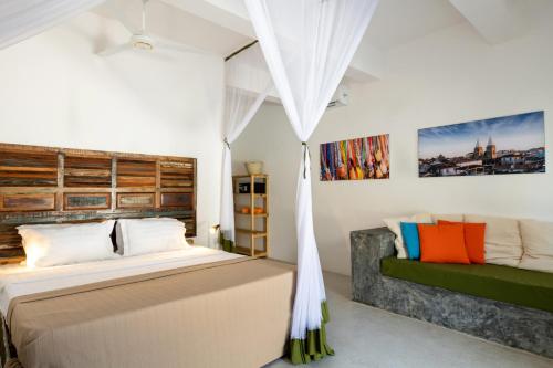 江比阿Casa Beach Hotel "Casa Del Mar"的一间卧室配有一张床和一张沙发