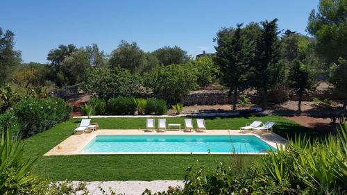 奥斯图尼Villatrullo的庭院中间的游泳池