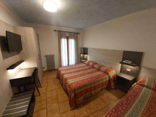 阿贝托内K2酒店及意大利餐厅的配有一张床和一张书桌的酒店客房
