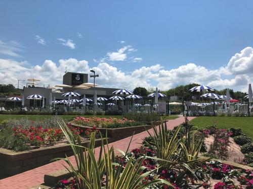 巴多利诺Sisan Family Resort的公园里带遮阳伞和鲜花的花园