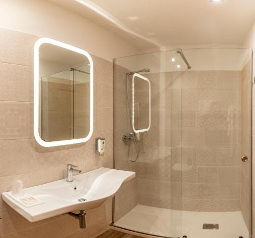 坎加斯-德奥尼斯圣克鲁斯酒店的一间带水槽和淋浴的浴室