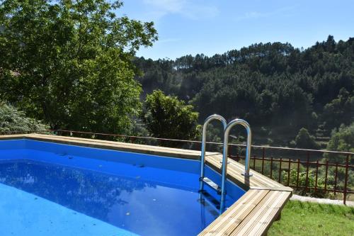 洛里加Casa da Fândega的山景游泳池