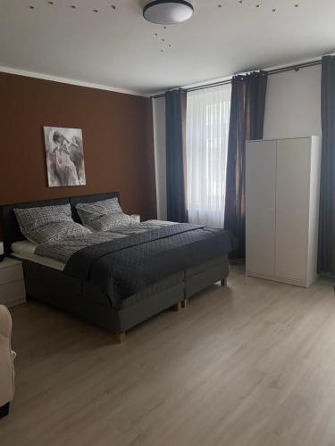奥厄Ferienwohnung mit Terrasse的一间卧室设有一张床和一个大窗户