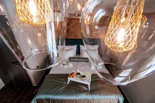 扎达尔Luxury Rooms VINDEMIÆ的一张桌子,上面有一盘食物和灯
