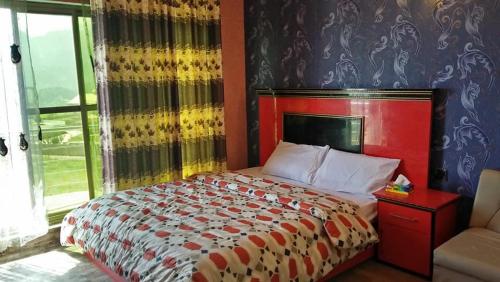 ShongranFridays Hotel的卧室里一张红色床头的床