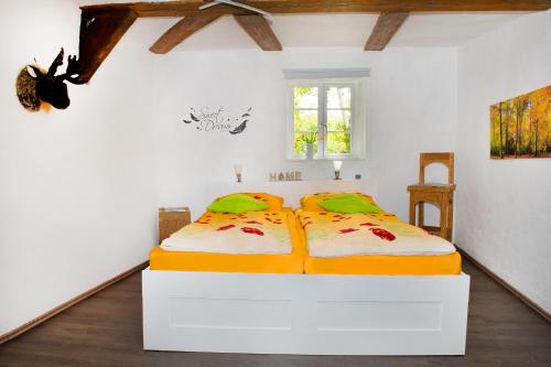 戈斯拉尔Ferienwohnung Goslar Runenhaus的一间卧室,配有两张床