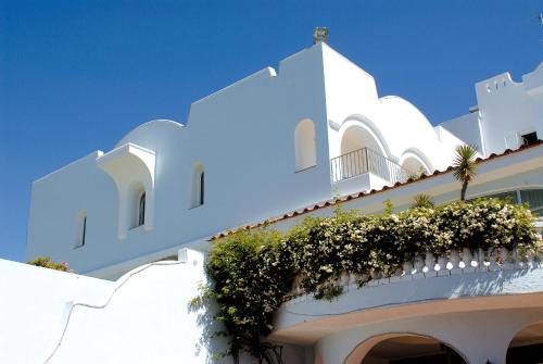 伊斯基亚特里萨温泉别墅酒店的白色的建筑,带有鲜花阳台