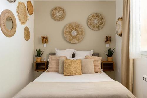 伊格涅Casa Tulum的卧室内的一张床铺,墙上挂有盘子