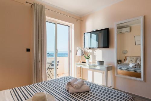 拉斯托伏特利顿住宿加早餐旅馆的一间卧室设有一张床,享有海景