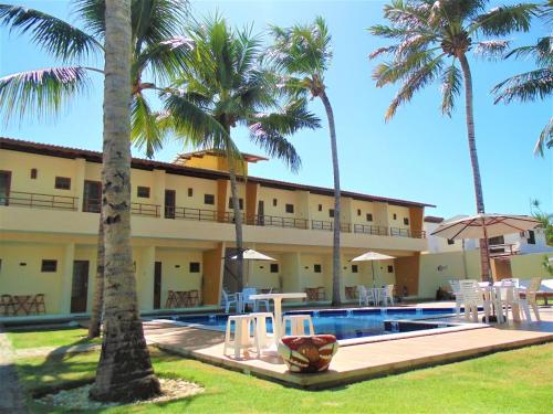 拉巴拉德纳圣安东尼奥Pousada Paraiso da Barra的一个带游泳池和棕榈树的度假村