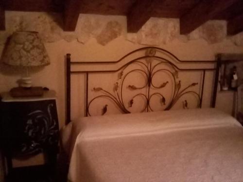 夏卡Guest house La Corte Normanna的一间卧室配有一张带白色毯子的大床