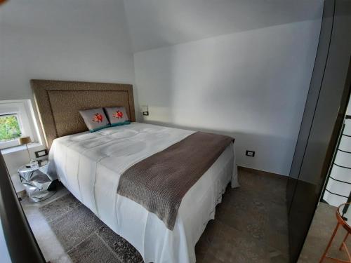 圣雷莫Palms Luxury Suites Sanremo的一间白色客房内配有一张大床的卧室