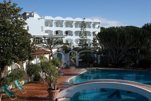 伊斯基亚特里萨温泉别墅酒店的大楼前设有游泳池的酒店