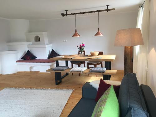 塞费尔德附近赖特Apartment Der Riese的客厅配有桌子和沙发