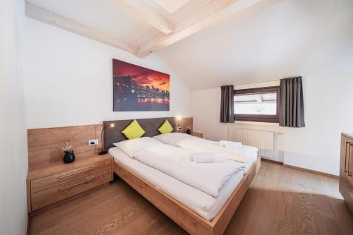 布列瑟农Villa Floris的一间卧室设有一张大床和一个窗户。